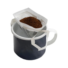 Vista de Hario pack de 22 filtros de papel My Cafe Drip en una taza