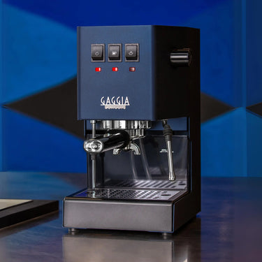 Vista lateral de la cafetera semiautomática Gaggia Classic EVO Pro color azul