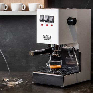 Vista lateral de la cafetera semiautomática Gaggia Classic EVO Pro color blanco