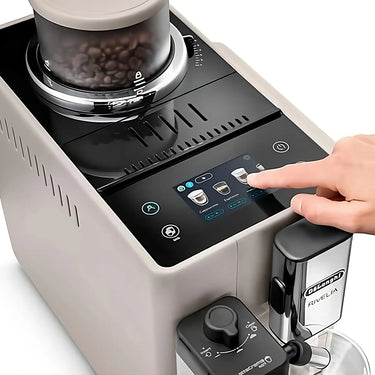 Pantalla táctil de la cafetera superautomática Delonghi Rivelia color arena